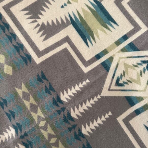 Pendleton Fleece Throw (Plush-Avra Valley Grey) - Picture 3 of 7